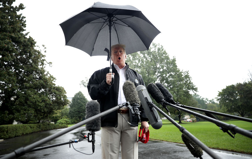 Дональд Трамп оставил Меланию без зонта. Фото Getty