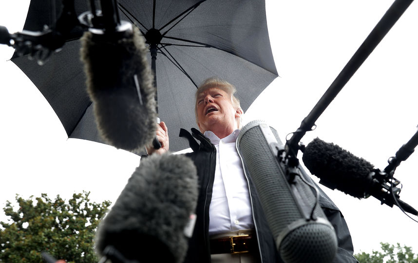 Дональд Трамп оставил Меланию без зонта. Фото Getty