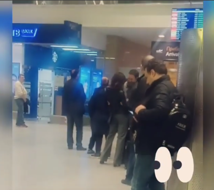 Матитльду Шнурову "застукали" в аэропорту с новым избарнником. Фото скриншот видео www.instagram.com/nikkabratsk/