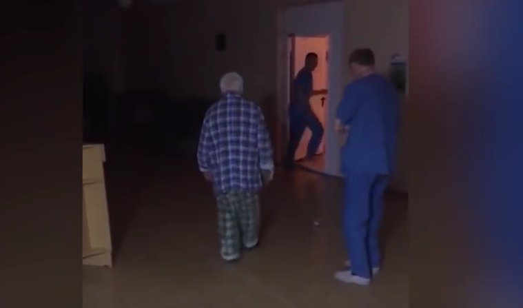 В Магнитогорске санитары издевались над дедушкой-пациентом. Фото Все - скриншот YouTube