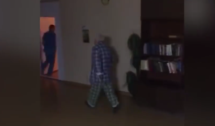 Издевательство над больными люди. Издевательства над больными. Санитар андрей екб бил воспитанников. Издевается над дедом. Санитар психиатрической больницы.