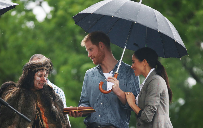 Принц Гарри и Меган Маркл в Австралии попали под дождь и Меган пришлось спасать Гарри. Фото Getty