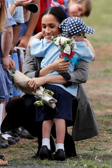 Принц Гарри и Меган Маркл в Австралии обняли очаровательного малыша Люка Винсента. Фото Getty