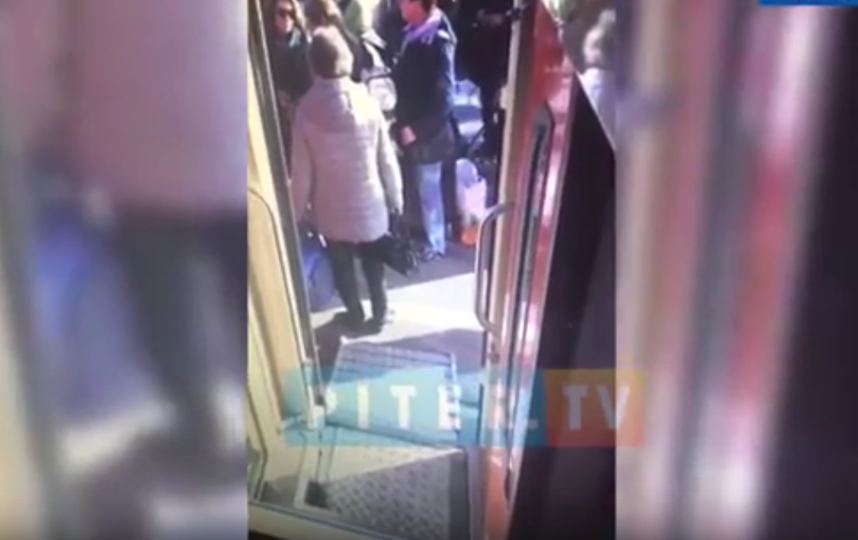 В Петербурге женщина провалилась между вагоном и платформой: видео. Фото Piter.TV