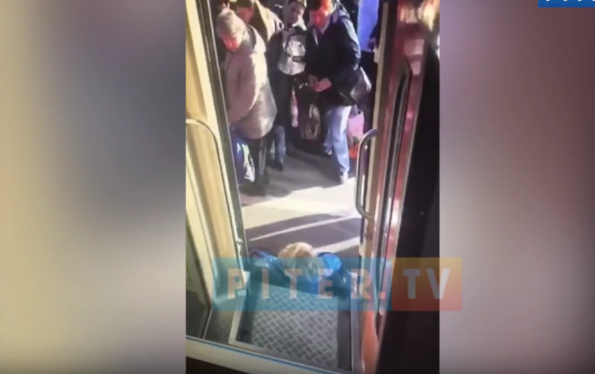 В Петербурге женщина провалилась между вагоном и платформой: видео. Фото Piter.TV