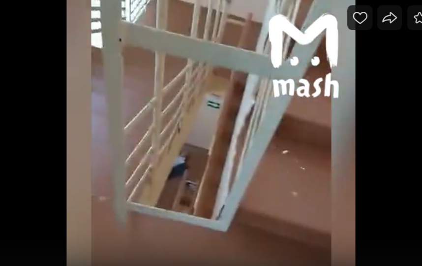 Студентки керченского колледжа птались найти бехопасный выход во время стрельбы в здании. Фото скриншот видео