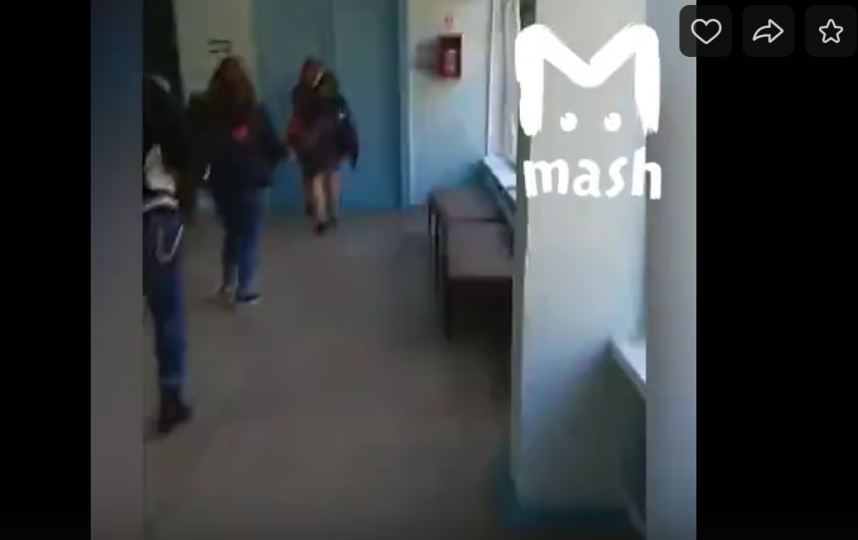 Студентки керченского колледжа птались найти бехопасный выход во время стрельбы в здании. Фото скриншот видео