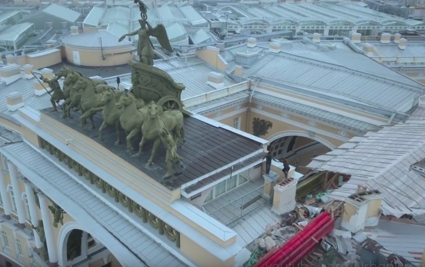 Петербургских руферов сняли с крыши Главного Штаба. Фото Скриншот Youtube
