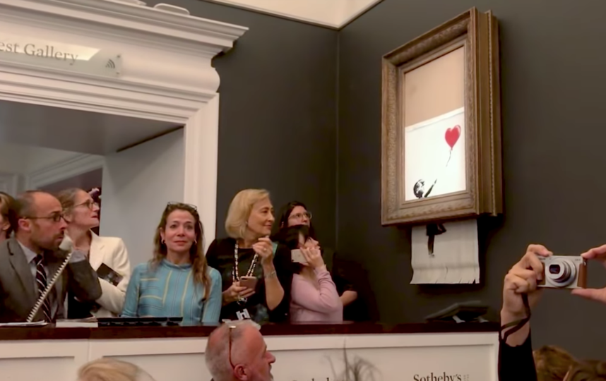 Бэнкси уничтожил свою картину, практически проданную на аукционе более чем за миллион фунтов. Фото Канал banksyfilm, Скриншот Youtube