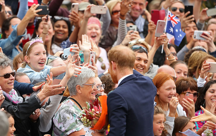 Принца встречала толпа людей в Мельбурне. Фото Getty