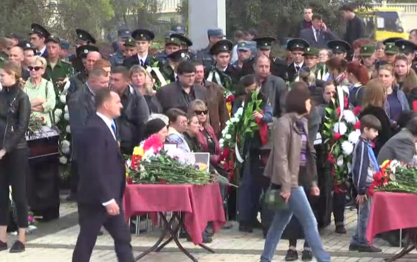 Прощание с погибшими в Керчи. Фото Mash, скриншот трансляции, vk.com