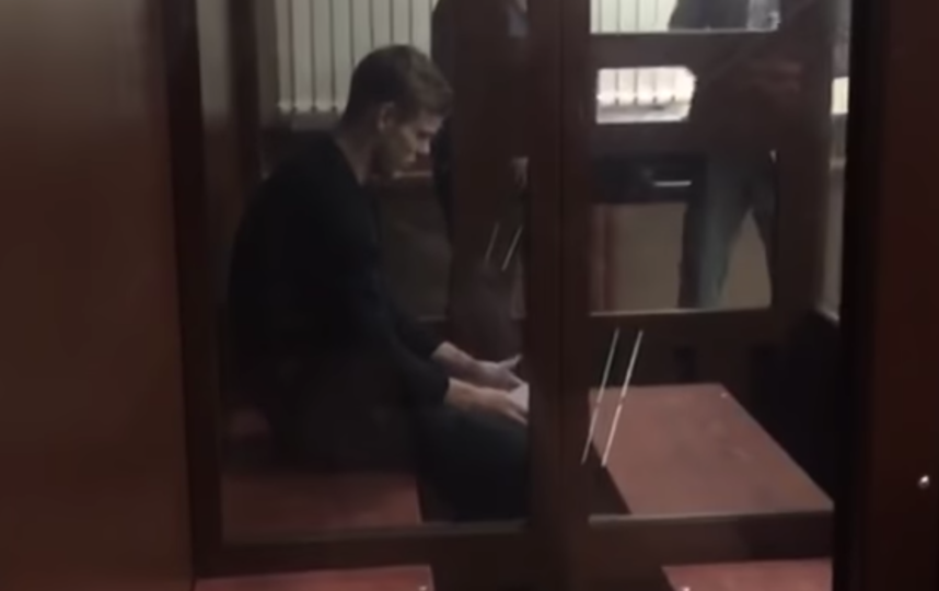Александр Кокорин в зале суда. Фото Скриншот Youtube