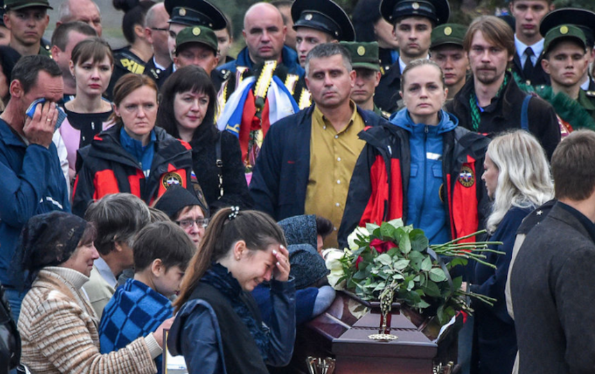 Прощание с погибшими в Керчи. Фото AFP