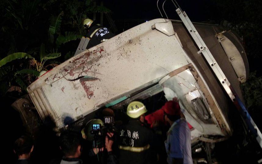 Несколько вагонов тайваньского пассажирского поезда перевернулись. Погибли 17 человек. Фото AFP