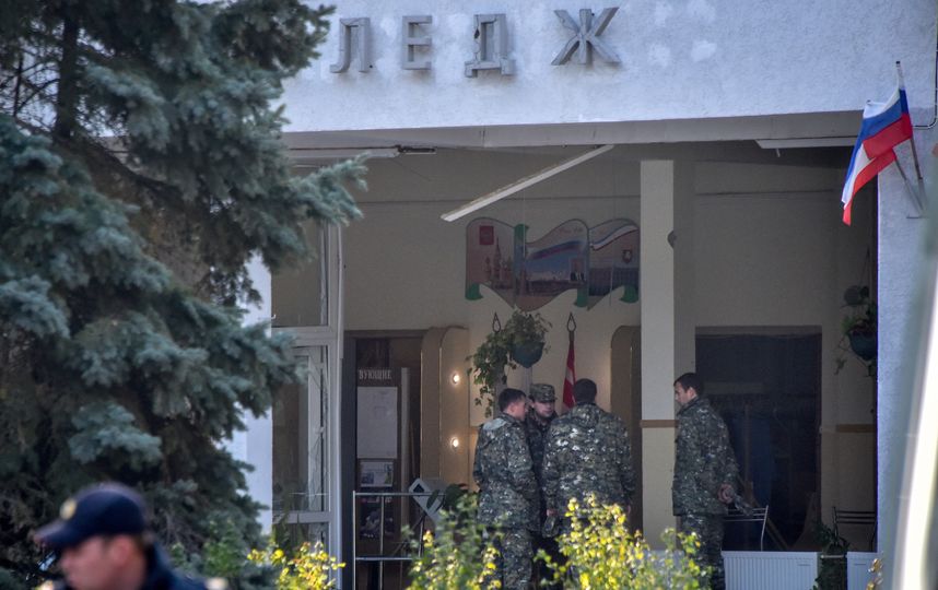 В Керченском колледже произошла трагедия: студент 4-го курса взорвал взрывное устройство и устроил стрельбу. Фото AFP