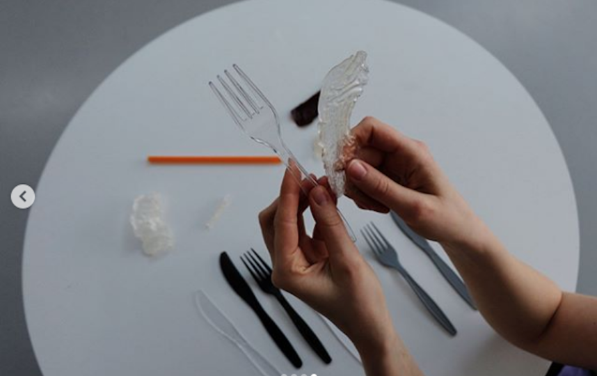 Шведский студент изобрёл "картофельный пластик", с помощью которого можно делать посуду и пакетики для соли. Фото Instagram @tornqvist.design