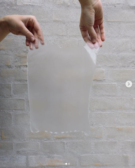 Шведский студент изобрёл "картофельный пластик", с помощью которого можно делать посуду и пакетики для соли. Фото Instagram @tornqvist.design