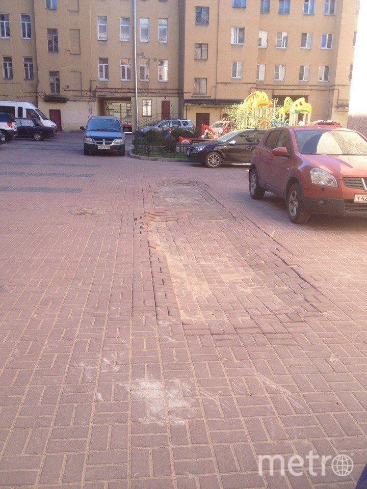 Инспекция «Красивого Петербурга»: так летом выглядела плитка на углу 9-й Советской и Дегтярной улиц. Фото предоставлены активистами, "Metro"