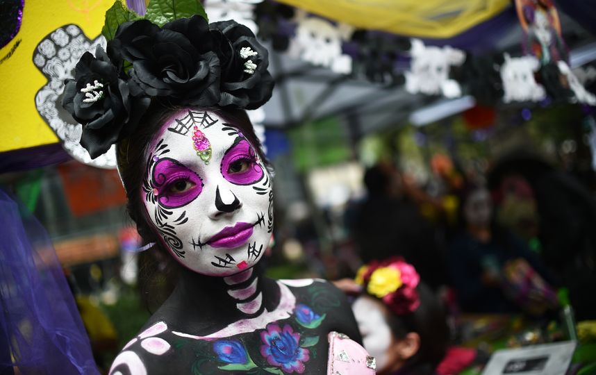 Мексиканцы нарядились в скелеты перед днём мёртвых. Фото AFP