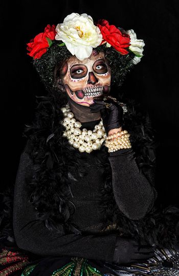Мексиканцы нарядились в скелеты перед днём мёртвых. Фото AFP