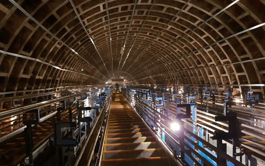 Так выглядел в октябре 2018-го года один из наклонных ходов станции «Проспект Славы» – проводится монтаж эскалаторов тяжёлого хода. Фото Метрострой