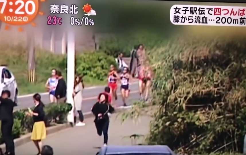 Ноги в кровь: японка сломала ногу во время марафона, но доползла до финиша. Фото Все - скриншот YouTube