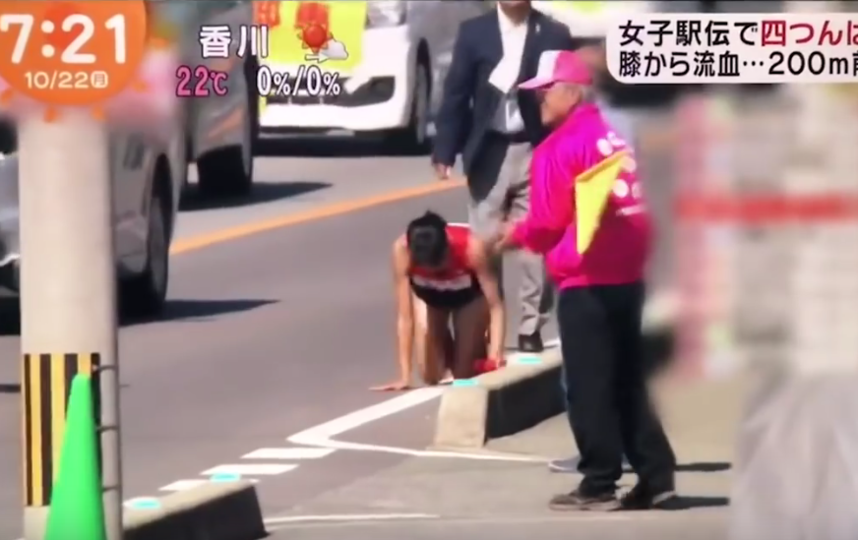 Ноги в кровь: японка сломала ногу во время марафона, но доползла до финиша. Фото Все - скриншот YouTube