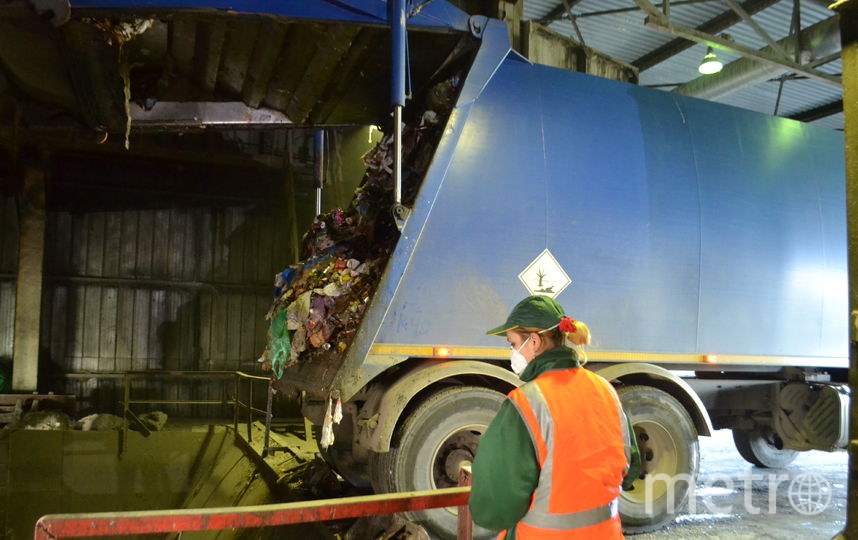 Грузовики привозят мусор и сваливают его в приемники. Фото Ольга Рябинина, "Metro"
