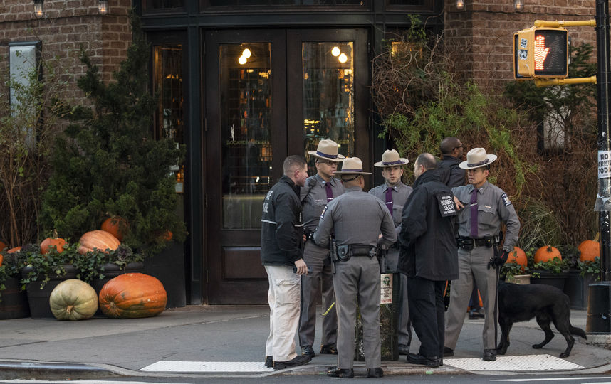 Ресторан Tribeca в Нью-Йорке, принадлежащий актёру Де Ниро. Территорию возле него отцепила полиция после сообщения о бомбе. Фото Getty