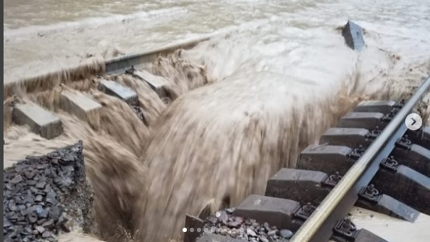 В Сети появляются ужасные фото и видео последствий потопа в Краснодарском крае. 