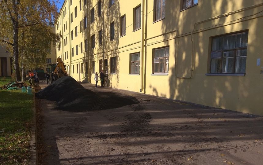 В Петербурге укладка асфальта на ямы обошлась почти в 500 тысяч рублей. Фото предоставлено активистами