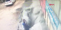 Две женщины провалились под асфальт в Турции. Видео
