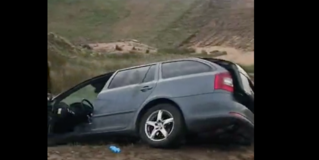 Авто съехало в канаву с водой в Ленобласти: женщина-пассажир захлебнулась