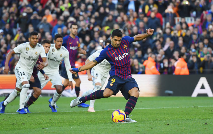 Нападающий "Барселоны" Луис Суарес стал героем матча, оформив хет-трик. Фото Getty