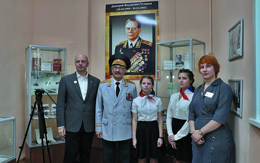 Внук легендарного полководца Сергей Немцов (слева) на открытии музейной экспозиции. Фото Предоставлено организаторами