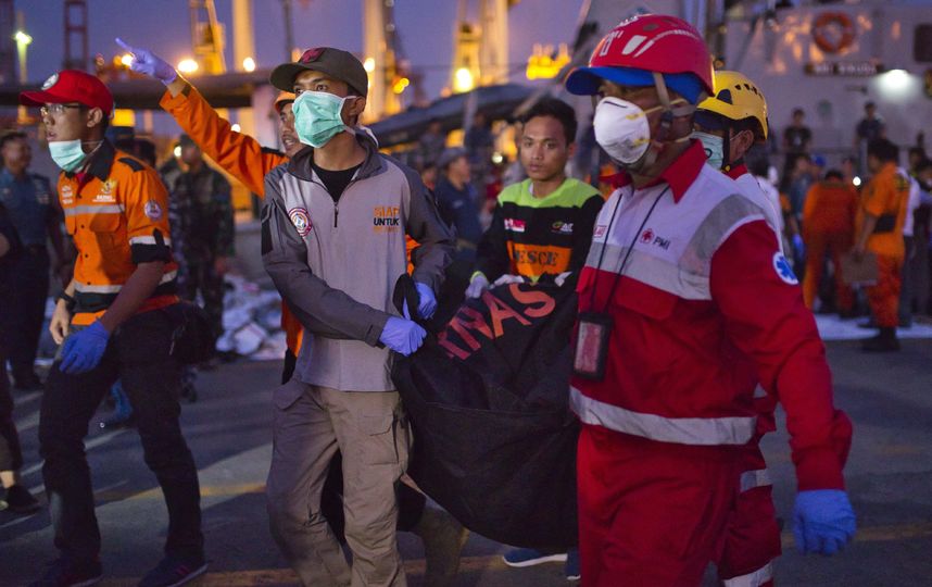В Джакарте идет спасательная операция. Фото Getty
