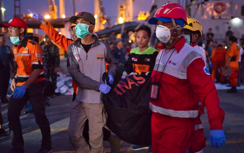 В Индонезии нашли тела десяти жертв крушения Boeing. Фото Getty