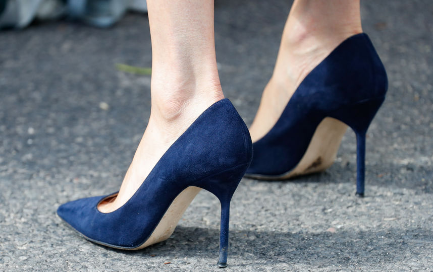 Туфли Меган Маркл были на высоком каблуке и она сняла их, чтобы дать отдых ногам. Фото Getty