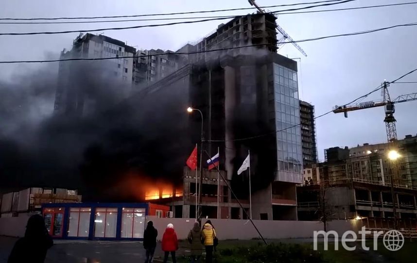 Из-за пожара улицу Оптиков в Петербурге окутало дымом: фото поделились очевидцы