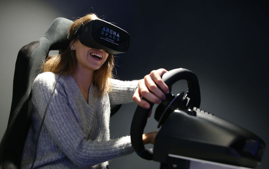 Аттракционы в VR парке действительно обманывают ваш мозг и заставляют поверить, что всё происходящее внутри шлема – реальность. Фото Василий Кузьмичёнок