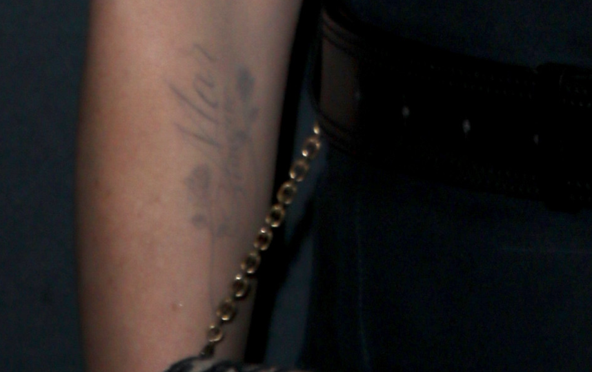 Татуировка на руке Шарлиз Терон. Фото зум фото, Getty