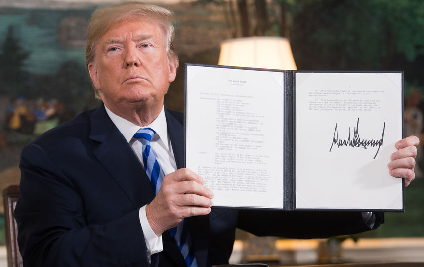 Трамп с тем самым документом по выходу из иранской сделки. Фото AFP