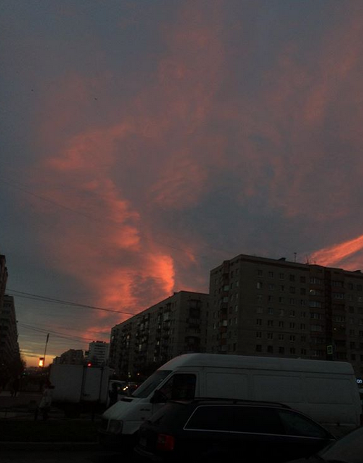 Опять кроваво-красное небо: петербуржцы "поймали" красивый закат. Фото скриншо www.instagram.com/_le6a_/