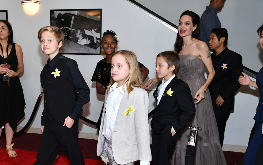 Джоли с детьми. Фото Getty