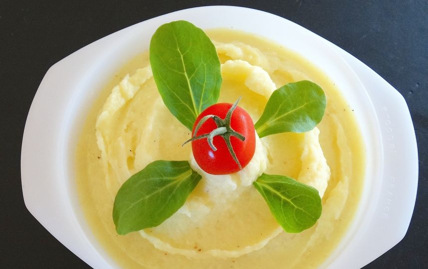 Домохозяйка предложила посыпать готовое пюре тёртым сыром для придания более интересного вкуса. Фото Pixabay