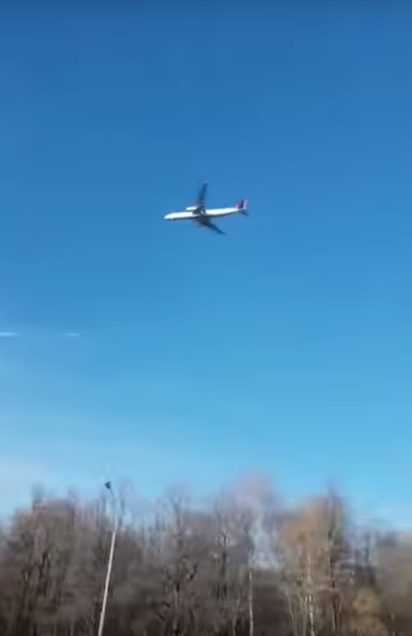 Самолет висел в воздухе. Самолет над Москвой. Зависший в небе самолет Москва. Зависший в небе самолет. Самолёт завис в воздухе.