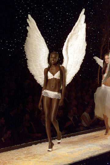  Victorias Secret  2001   -.  Getty