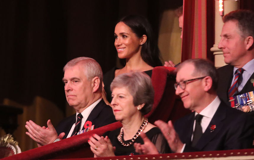 Премьер-министр Британии тереза Мэй (в центре) и Меган Маркл (на заднем плане). Фото Getty