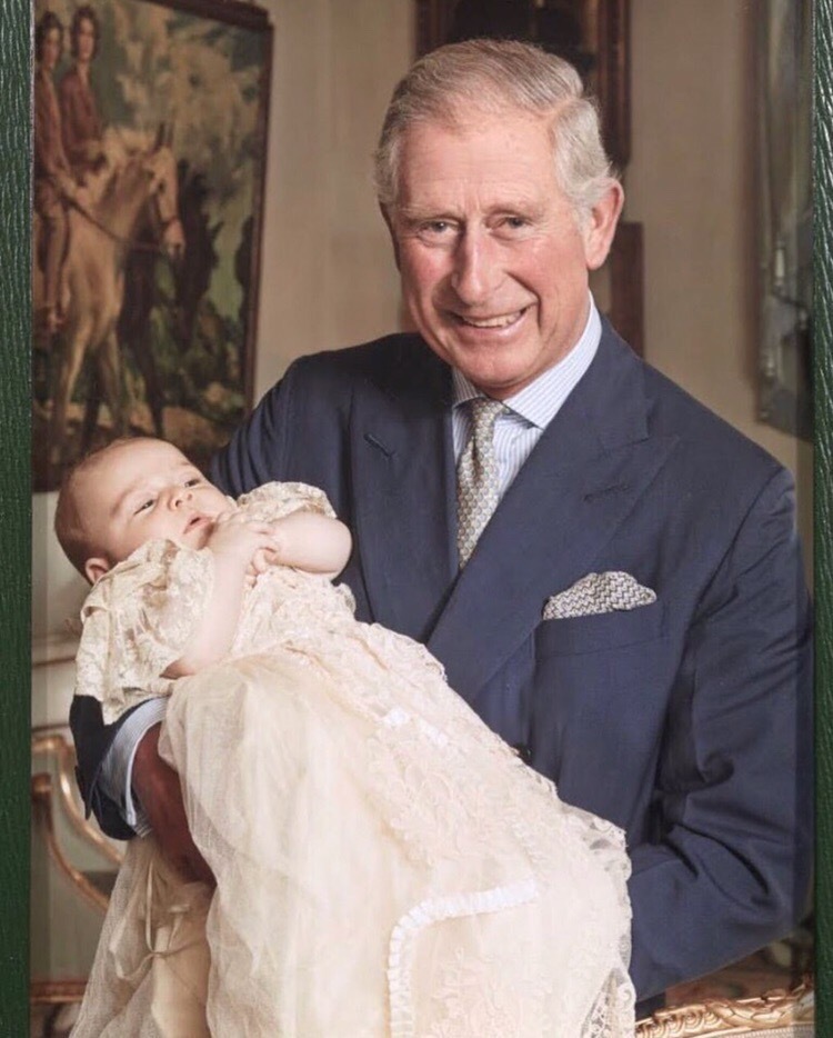 Это фото принца Чарльза с третьим внуком было сделано на крестинах принца Луи. 