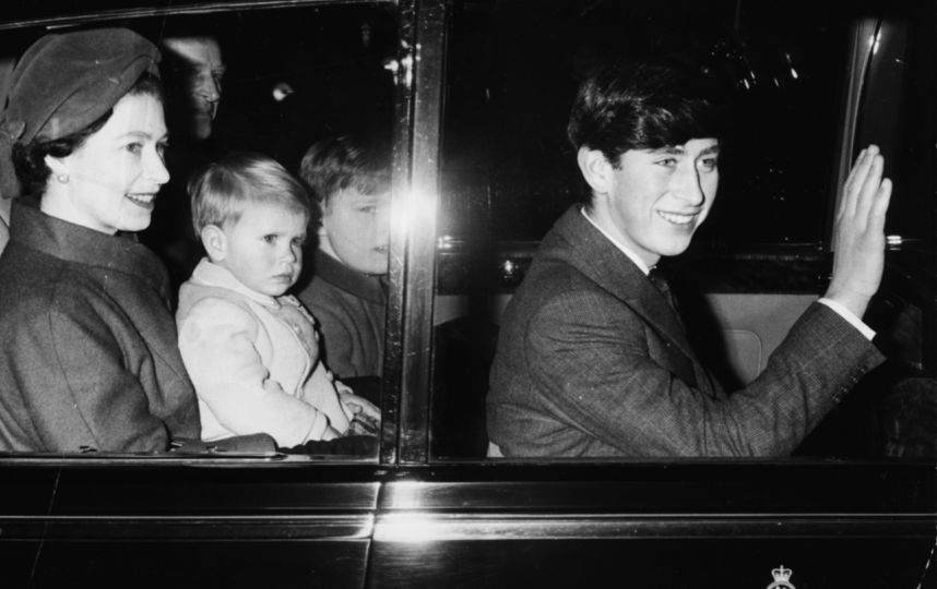 Принц Чарльз и Елизавета II, 1966 год. Фото Getty
